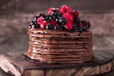 berry meyve ve ballı çikolatalı krep