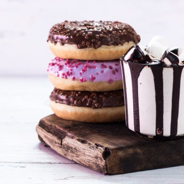 çörek ve kahve ile ahşap bir masa üzerinde çikolata