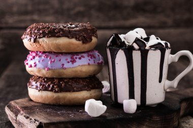 çörek ve kahve ile ahşap bir masa üzerinde çikolata