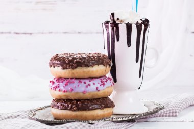 çörek ve kahve ile ahşap bir masa üzerinde çikolata