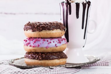 çörek ve kahve ile ahşap bir masa üzerinde çikolata