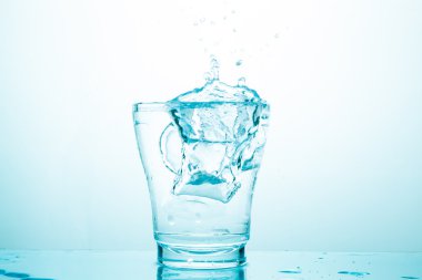 su sıçrama üzerinde beyaz izole gözlük