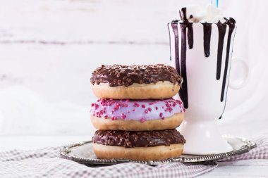 çörek ve kahve ile ahşap bir masa üzerinde çikolata