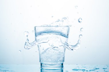 su sıçrama üzerinde beyaz izole gözlük