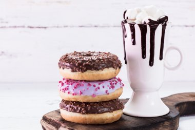 çörek ve kahve ile ahşap bir masa üzerinde çikolata