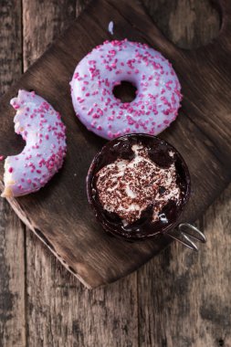 çörek ve kahve ile ahşap bir masa üzerinde çikolata