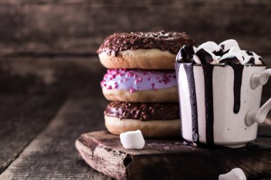 çörek ve kahve ile ahşap bir masa üzerinde çikolata