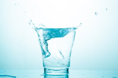 su sıçrama üzerinde beyaz izole gözlük