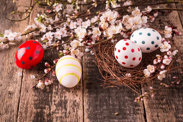 Concetto di Pasqua con uova colorate su sfondo di legno — Foto Stock