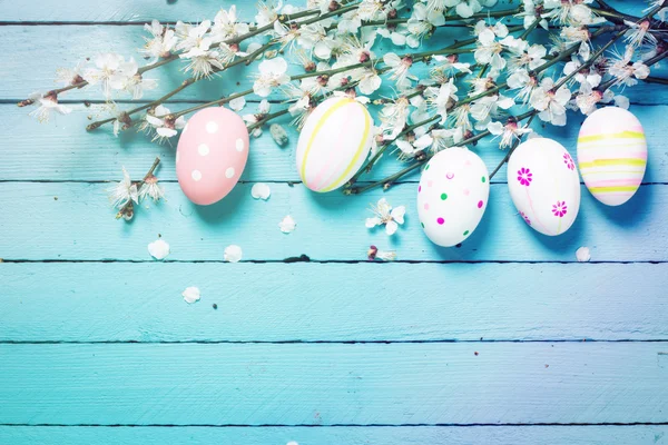 Osterkonzept mit bunten Eiern auf hölzernem Hintergrund — Stockfoto