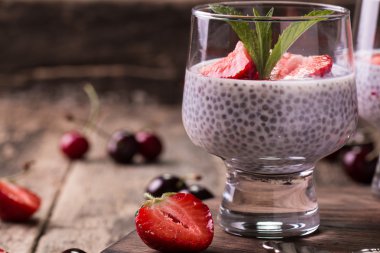Chia tohum pudingi çilek ve ahşap antika arka plan üzerinde min