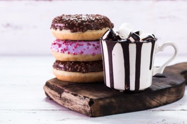 çörek ve kahve ile ahşap bir masa üzerinde çikolata