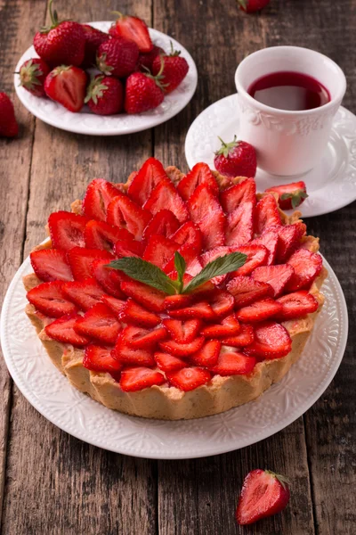 Tarta con fresas y crema batida sobre mesa vintage de madera — Foto de Stock