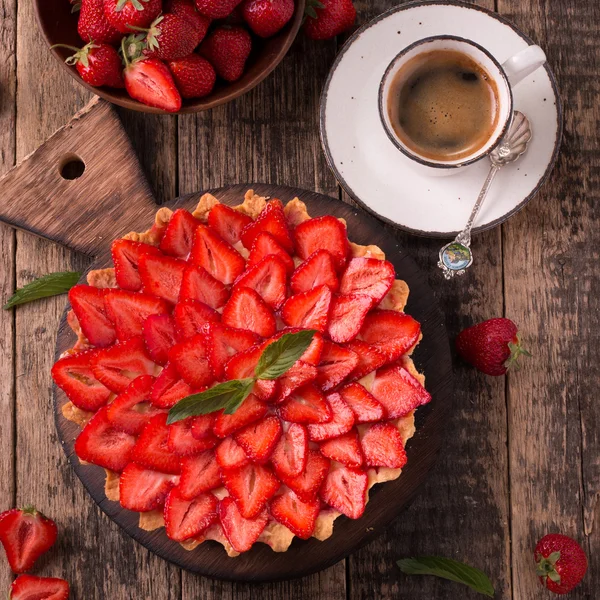 Tarta con fresas y crema batida sobre mesa vintage de madera — Foto de Stock