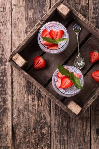 Budino di semi di chia con fragole e min su fondo vintage in legno — Foto Stock