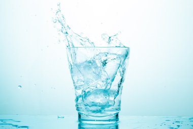 su sıçrama üzerinde beyaz izole gözlük