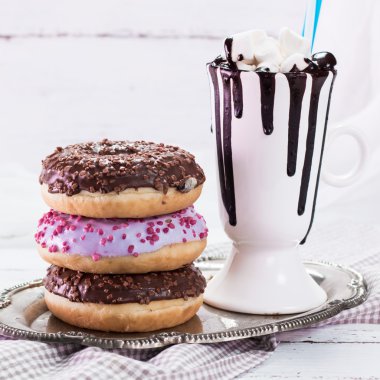 çörek ve kahve ile ahşap bir masa üzerinde çikolata