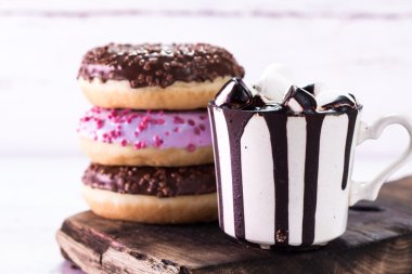 çörek ve kahve ile ahşap bir masa üzerinde çikolata