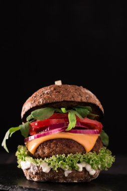 Lezzetli ızgara burger marul ve mayonez, tahta masada