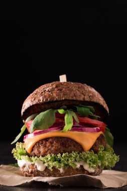 Lezzetli ızgara burger marul ve mayonez, tahta masada