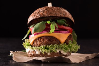 Lezzetli ızgara burger marul ve mayonez, tahta masada