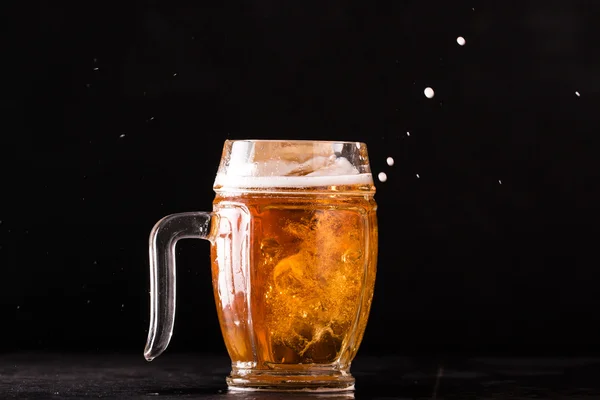 Blandade öl i en mugg, redo för provsmakning på blackboard bord — Stockfoto