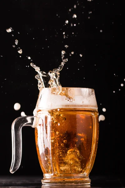 Blandade öl i en mugg, redo för provsmakning på blackboard bord — Stockfoto