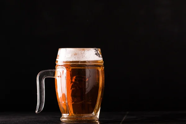 Cerveja sortida em uma caneca, pronta para degustação na mesa de quadro-negro — Fotografia de Stock
