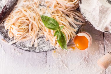 Natürmort ham ev yapımı makarna ve makarna için malzemeler