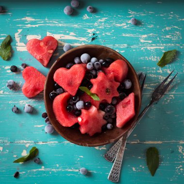 Karpuz ve çilek yaz meyve salatası. Karpuz dilimleri