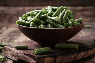 Demet taze çekilmiş yeşil fasulye bir ahşap yüzeye.