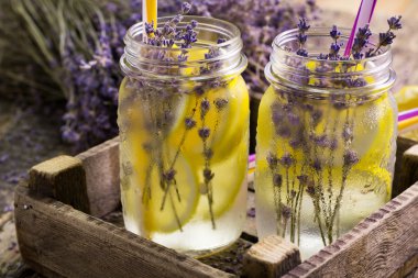 Lavanta limonata, doğal yenileme iç ahşap zemin üzerine