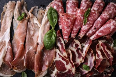 Geleneksel İspanyolca tapas veya ahşap antika masa üzerinde İtalyan antipasti