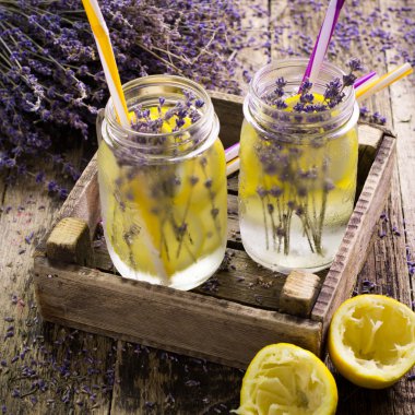 Lavanta limonata, doğal yenileme iç ahşap zemin üzerine