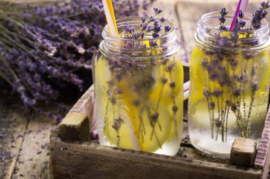 Lavanta limonata, doğal yenileme iç ahşap zemin üzerine