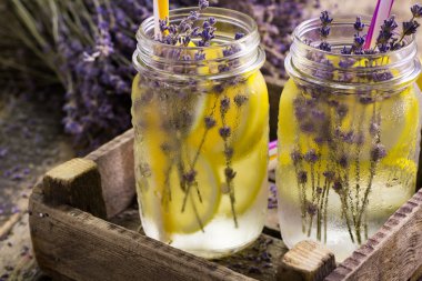 Lavanta limonata, doğal yenileme iç ahşap zemin üzerine