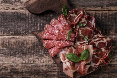 Geleneksel İspanyolca tapas veya ahşap antika masa üzerinde İtalyan antipasti