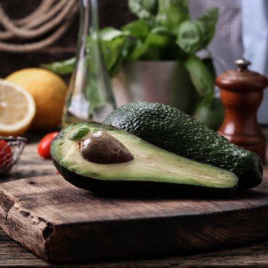 eski ahşap masa üzerinde taze organik avokado ile yiyecek arka planı, üst görünüm, kopyalama alanı