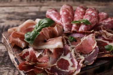 Geleneksel İspanyolca tapas veya ahşap antika masa üzerinde İtalyan antipasti