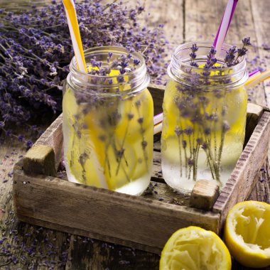 Lavanta limonata, doğal yenileme iç ahşap zemin üzerine