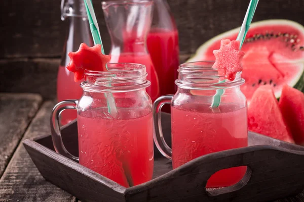 Wassermelonengetränk in Gläsern mit Scheiben Wassermelone Minze und Zitrone, — Stockfoto