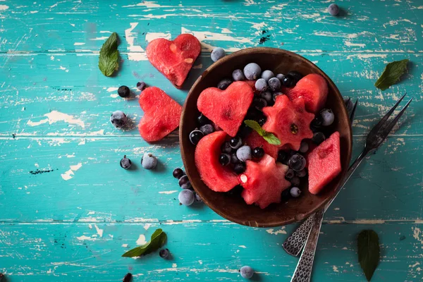 Sommaren fruktsallad av vattenmelon och bär. Skivor av vattenmelon — Stockfoto