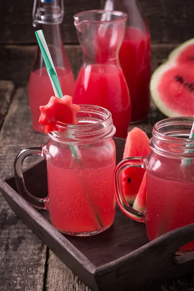 Wassermelonengetränk in Gläsern mit Scheiben Wassermelone Minze und Zitrone, — Stockfoto