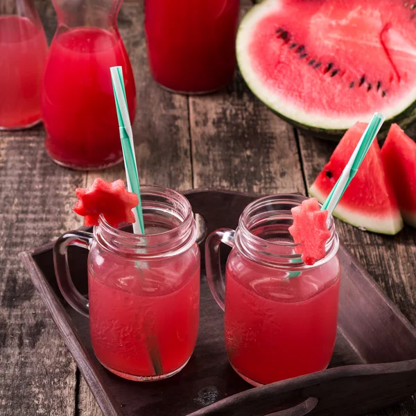 Wassermelonengetränk in Gläsern mit Scheiben Wassermelone Minze und Zitrone, — Stockfoto