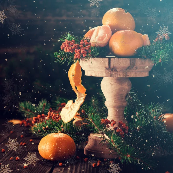 Christmas composition with tangerines and falling snow flakes. Christmas Card. — Stock Photo, Image