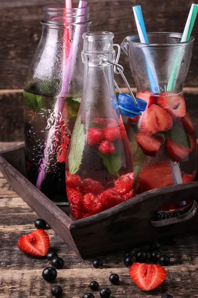 Детокс фрукти наливають ароматизовану воду. Освіжаючий літній домашній коктейль — стокове фото