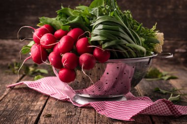  metal bir kevgir, ahşap bir vintage tablo sağlıklı gıda taze sebze