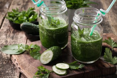 Ahşap bir masa, sağlıklı vegan gıda üzerinde payet ile taze yeşil smoothie