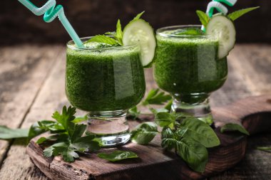 Ahşap bir masa, sağlıklı vegan gıda üzerinde payet ile taze yeşil smoothie