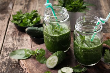 Ahşap bir masa, sağlıklı vegan gıda üzerinde payet ile taze yeşil smoothie